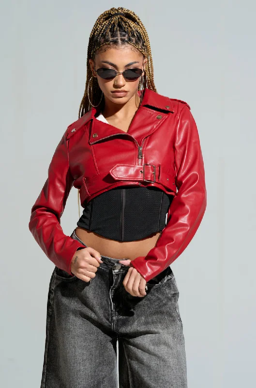 TRIO ESSENTIAL CROPPED MOTO IN RED